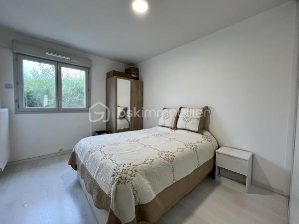 Dans une copropriété intimiste, calme et parfaitement entretenue, découvrez ce bel appartement T4 en rez-de-chaussée, offrant un cadre de vie agréable à proximité des commodités et des attraits d’Aix-les-Bains.
Cet appartement comprend une agréable pièce de vie ouvrant directement sur une terrasse et un jardinet privatif, idéal pour profiter des beaux jours en toute tranquillité. La cuisine, fonctionnelle et conviviale, s’intègre parfaitement à l’espace de vie.

L’espace nuit se compose de trois chambres, d’une salle d:eau et de nombreux rangements, répondant aux besoins d’une famille comme d’un couple en quête de confort.

Un garage attenant complète ce bien, apportant un véritable confort au quotidien.

Les atouts :

* Appartement T4 en rez-de-jardin
* Terrasse et jardinet privatif
* Garage attenant
* Copropriété à taille humaine
* Très bon état général, aucun travaux à prévoir
