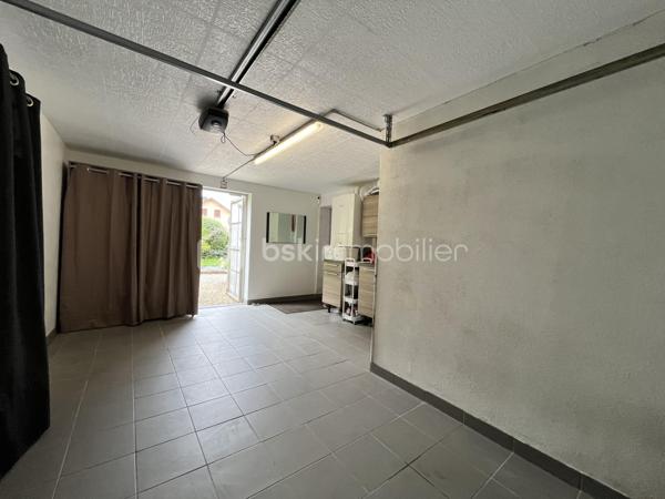 Dans une copropriété intimiste, calme et parfaitement entretenue, découvrez ce bel appartement T4 en rez-de-chaussée, offrant un cadre de vie agréable à proximité des commodités et des attraits d’Aix-les-Bains.
Cet appartement comprend une agréable pièce de vie ouvrant directement sur une terrasse et un jardinet privatif, idéal pour profiter des beaux jours en toute tranquillité. La cuisine, fonctionnelle et conviviale, s’intègre parfaitement à l’espace de vie.

L’espace nuit se compose de trois chambres, d’une salle d:eau et de nombreux rangements, répondant aux besoins d’une famille comme d’un couple en quête de confort.

Un garage attenant complète ce bien, apportant un véritable confort au quotidien.

Les atouts :

* Appartement T4 en rez-de-jardin
* Terrasse et jardinet privatif
* Garage attenant
* Copropriété à taille humaine
* Très bon état général, aucun travaux à prévoir
