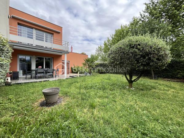 Dans une copropriété intimiste, calme et parfaitement entretenue, découvrez ce bel appartement T4 en rez-de-chaussée, offrant un cadre de vie agréable à proximité des commodités et des attraits d’Aix-les-Bains.
Cet appartement comprend une agréable pièce de vie ouvrant directement sur une terrasse et un jardinet privatif, idéal pour profiter des beaux jours en toute tranquillité. La cuisine, fonctionnelle et conviviale, s’intègre parfaitement à l’espace de vie.

L’espace nuit se compose de trois chambres, d’une salle d:eau et de nombreux rangements, répondant aux besoins d’une famille comme d’un couple en quête de confort.

Un garage attenant complète ce bien, apportant un véritable confort au quotidien.

Les atouts :

* Appartement T4 en rez-de-jardin
* Terrasse et jardinet privatif
* Garage attenant
* Copropriété à taille humaine
* Très bon état général, aucun travaux à prévoir