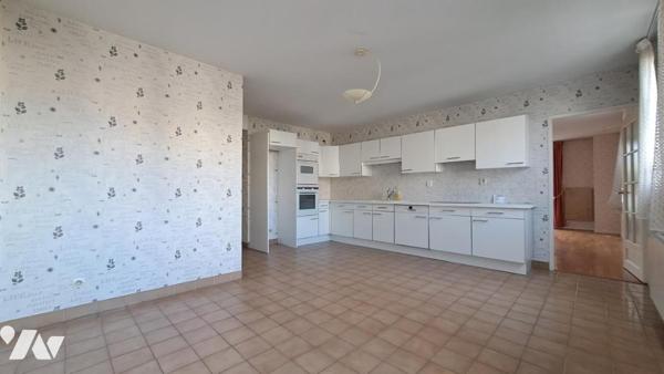 APPARTEMENT 4 CHAMBRES, GARAGE, CAVES ET PLACE DE PARKING