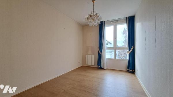 APPARTEMENT 4 CHAMBRES, GARAGE, CAVES ET PLACE DE PARKING