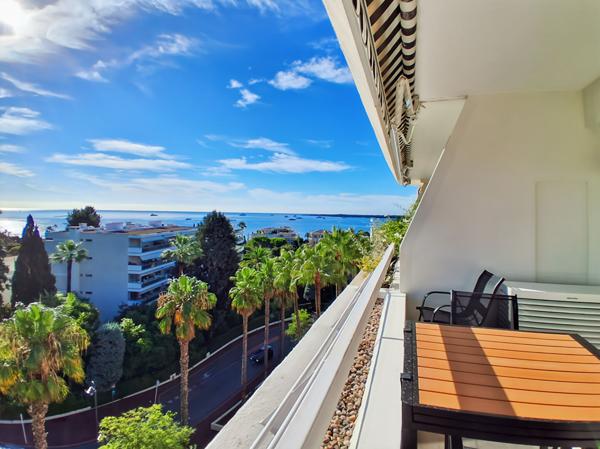 Cannes, Basse-Californie, Appartement de 2 pièces de 59.52 m2 avec terrasse, cave, garage. Vue mer.