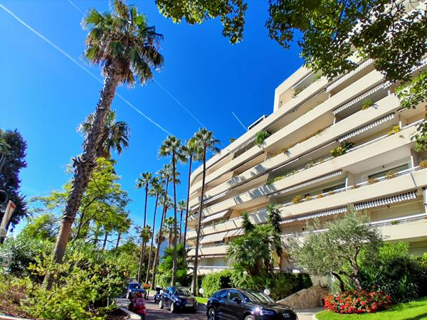 Cannes, Basse-Californie, Appartement de 2 pièces de 59.52 m2 avec terrasse, cave, garage. Vue mer.