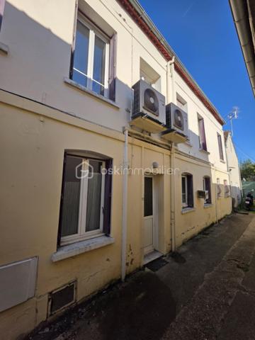 À vendre : 

Venez découvrir cette belle et spacieuse maison idéalement située en plein centre-ville de Sens, à seulement 5 minutes à pied de la gare !
Tous les services sont accessibles à pied : écoles de la maternelle au lycée, commerces, médecins, boulangerie, pharmacie, transports en commun (bus), etc. Une localisation parfaite pour une vie de famille confortable sans avoir besoin de voiture.

La maison se compose comme suit :
🔹 Au rez-de-chaussée :
Une entrée, cuisine équipée, salon/salle à manger, une salle d’eau avec toilette et une buanderie 

🔹 À l’étage :
Cinq chambres dont une suite parentale et son dressing.

Chaque pièce est équipée de climatisation réversible pour un confort optimal en été comme en hiver.
La maison bénéficie également de double vitrage et d’une pompe à chaleur, vous assurant des performances énergétiques intéressantes.

🏡 Maison avec un grand potentiel – idéale pour une famille ou un projet d'investissement.
Taxe foncière : 1714 € 
N’hésitez pas à me contacter pour plus de renseignements ou pour organiser une visite !
