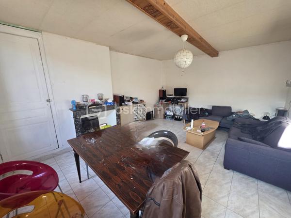 À vendre : 

Venez découvrir cette belle et spacieuse maison idéalement située en plein centre-ville de Sens, à seulement 5 minutes à pied de la gare !
Tous les services sont accessibles à pied : écoles de la maternelle au lycée, commerces, médecins, boulangerie, pharmacie, transports en commun (bus), etc. Une localisation parfaite pour une vie de famille confortable sans avoir besoin de voiture.

La maison se compose comme suit :
🔹 Au rez-de-chaussée :
Une entrée, cuisine équipée, salon/salle à manger, une salle d’eau avec toilette et une buanderie 

🔹 À l’étage :
Cinq chambres dont une suite parentale et son dressing.

Chaque pièce est équipée de climatisation réversible pour un confort optimal en été comme en hiver.
La maison bénéficie également de double vitrage et d’une pompe à chaleur, vous assurant des performances énergétiques intéressantes.

🏡 Maison avec un grand potentiel – idéale pour une famille ou un projet d'investissement.
Taxe foncière : 1714 € 
N’hésitez pas à me contacter pour plus de renseignements ou pour organiser une visite !