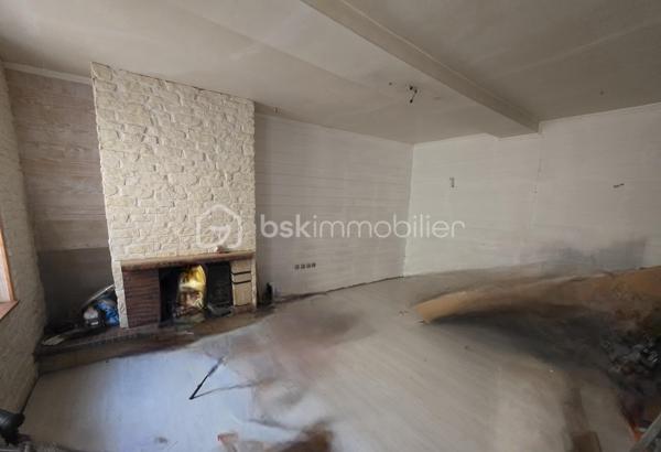 À vendre : 

Venez découvrir cette belle et spacieuse maison idéalement située en plein centre-ville de Sens, à seulement 5 minutes à pied de la gare !
Tous les services sont accessibles à pied : écoles de la maternelle au lycée, commerces, médecins, boulangerie, pharmacie, transports en commun (bus), etc. Une localisation parfaite pour une vie de famille confortable sans avoir besoin de voiture.

La maison se compose comme suit :
🔹 Au rez-de-chaussée :
Une entrée, cuisine équipée, salon/salle à manger, une salle d’eau avec toilette et une buanderie 

🔹 À l’étage :
Cinq chambres dont une suite parentale et son dressing.

Chaque pièce est équipée de climatisation réversible pour un confort optimal en été comme en hiver.
La maison bénéficie également de double vitrage et d’une pompe à chaleur, vous assurant des performances énergétiques intéressantes.

🏡 Maison avec un grand potentiel – idéale pour une famille ou un projet d'investissement.
Taxe foncière : 1714 € 
N’hésitez pas à me contacter pour plus de renseignements ou pour organiser une visite !