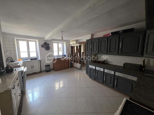 À vendre : 

Venez découvrir cette belle et spacieuse maison idéalement située en plein centre-ville de Sens, à seulement 5 minutes à pied de la gare !
Tous les services sont accessibles à pied : écoles de la maternelle au lycée, commerces, médecins, boulangerie, pharmacie, transports en commun (bus), etc. Une localisation parfaite pour une vie de famille confortable sans avoir besoin de voiture.

La maison se compose comme suit :
🔹 Au rez-de-chaussée :
Une entrée, cuisine équipée, salon/salle à manger, une salle d’eau avec toilette et une buanderie 

🔹 À l’étage :
Cinq chambres dont une suite parentale et son dressing.

Chaque pièce est équipée de climatisation réversible pour un confort optimal en été comme en hiver.
La maison bénéficie également de double vitrage et d’une pompe à chaleur, vous assurant des performances énergétiques intéressantes.

🏡 Maison avec un grand potentiel – idéale pour une famille ou un projet d'investissement.
Taxe foncière : 1714 € 
N’hésitez pas à me contacter pour plus de renseignements ou pour organiser une visite !
