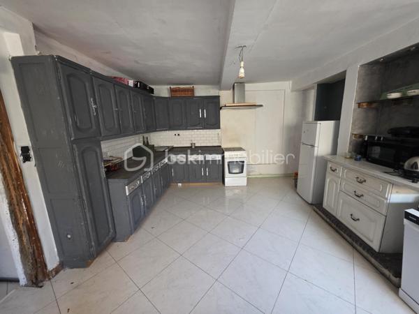 À vendre : 

Venez découvrir cette belle et spacieuse maison idéalement située en plein centre-ville de Sens, à seulement 5 minutes à pied de la gare !
Tous les services sont accessibles à pied : écoles de la maternelle au lycée, commerces, médecins, boulangerie, pharmacie, transports en commun (bus), etc. Une localisation parfaite pour une vie de famille confortable sans avoir besoin de voiture.

La maison se compose comme suit :
🔹 Au rez-de-chaussée :
Une entrée, cuisine équipée, salon/salle à manger, une salle d’eau avec toilette et une buanderie 

🔹 À l’étage :
Cinq chambres dont une suite parentale et son dressing.

Chaque pièce est équipée de climatisation réversible pour un confort optimal en été comme en hiver.
La maison bénéficie également de double vitrage et d’une pompe à chaleur, vous assurant des performances énergétiques intéressantes.

🏡 Maison avec un grand potentiel – idéale pour une famille ou un projet d'investissement.
Taxe foncière : 1714 € 
N’hésitez pas à me contacter pour plus de renseignements ou pour organiser une visite !