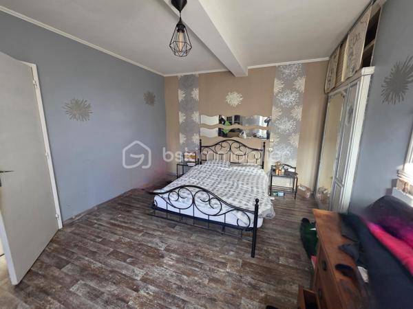 À vendre : 

Venez découvrir cette belle et spacieuse maison idéalement située en plein centre-ville de Sens, à seulement 5 minutes à pied de la gare !
Tous les services sont accessibles à pied : écoles de la maternelle au lycée, commerces, médecins, boulangerie, pharmacie, transports en commun (bus), etc. Une localisation parfaite pour une vie de famille confortable sans avoir besoin de voiture.

La maison se compose comme suit :
🔹 Au rez-de-chaussée :
Une entrée, cuisine équipée, salon/salle à manger, une salle d’eau avec toilette et une buanderie 

🔹 À l’étage :
Cinq chambres dont une suite parentale et son dressing.

Chaque pièce est équipée de climatisation réversible pour un confort optimal en été comme en hiver.
La maison bénéficie également de double vitrage et d’une pompe à chaleur, vous assurant des performances énergétiques intéressantes.

🏡 Maison avec un grand potentiel – idéale pour une famille ou un projet d'investissement.
Taxe foncière : 1714 € 
N’hésitez pas à me contacter pour plus de renseignements ou pour organiser une visite !