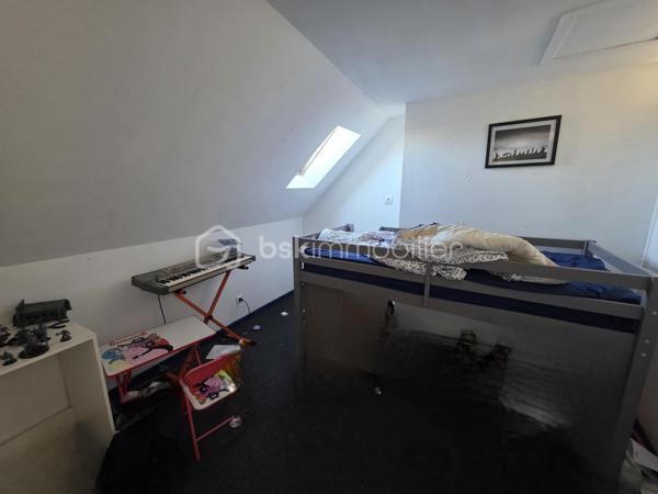 À vendre : 

Venez découvrir cette belle et spacieuse maison idéalement située en plein centre-ville de Sens, à seulement 5 minutes à pied de la gare !
Tous les services sont accessibles à pied : écoles de la maternelle au lycée, commerces, médecins, boulangerie, pharmacie, transports en commun (bus), etc. Une localisation parfaite pour une vie de famille confortable sans avoir besoin de voiture.

La maison se compose comme suit :
🔹 Au rez-de-chaussée :
Une entrée, cuisine équipée, salon/salle à manger, une salle d’eau avec toilette et une buanderie 

🔹 À l’étage :
Cinq chambres dont une suite parentale et son dressing.

Chaque pièce est équipée de climatisation réversible pour un confort optimal en été comme en hiver.
La maison bénéficie également de double vitrage et d’une pompe à chaleur, vous assurant des performances énergétiques intéressantes.

🏡 Maison avec un grand potentiel – idéale pour une famille ou un projet d'investissement.
Taxe foncière : 1714 € 
N’hésitez pas à me contacter pour plus de renseignements ou pour organiser une visite !