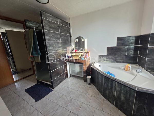 À vendre : 

Venez découvrir cette belle et spacieuse maison idéalement située en plein centre-ville de Sens, à seulement 5 minutes à pied de la gare !
Tous les services sont accessibles à pied : écoles de la maternelle au lycée, commerces, médecins, boulangerie, pharmacie, transports en commun (bus), etc. Une localisation parfaite pour une vie de famille confortable sans avoir besoin de voiture.

La maison se compose comme suit :
🔹 Au rez-de-chaussée :
Une entrée, cuisine équipée, salon/salle à manger, une salle d’eau avec toilette et une buanderie 

🔹 À l’étage :
Cinq chambres dont une suite parentale et son dressing.

Chaque pièce est équipée de climatisation réversible pour un confort optimal en été comme en hiver.
La maison bénéficie également de double vitrage et d’une pompe à chaleur, vous assurant des performances énergétiques intéressantes.

🏡 Maison avec un grand potentiel – idéale pour une famille ou un projet d'investissement.
Taxe foncière : 1714 € 
N’hésitez pas à me contacter pour plus de renseignements ou pour organiser une visite !