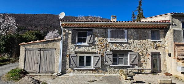 Maison en pierres avec jardin non adjacent