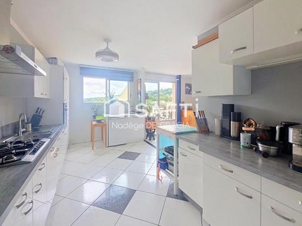 Beau T3 bis 80 m² au dernier étage – Terrasse de 15 m² + garage