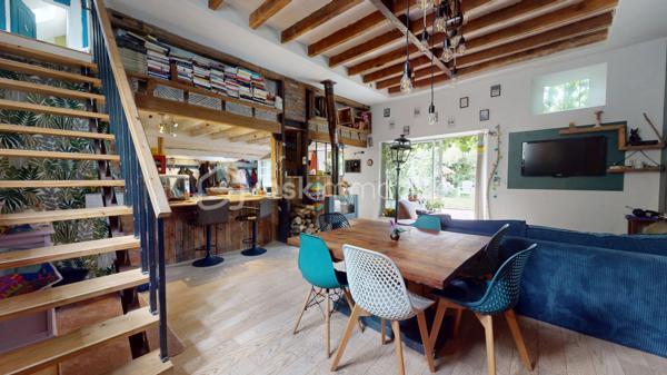 // Visite virtuelle sur demande // 

À proximité de Beaune-la-Rolande, découvrez cette belle maison familiale rénovée avec soin.

Elle se compose au rez-de-chaussée d'une entrée, d'une cuisine ouverte aménagée et équipée, ouvrant sur un spacieux double salon-séjour agrémenté d'un poêle à bois et d'un poêle à granulés, avec accès direct au jardin. Vous trouverez également une buanderie ainsi qu'une salle d'eau avec WC.
À l'étage, un palier dessert quatre chambres confortables ainsi qu'une salle de bains avec WC. Le deuxième étage accueille une agréable salle de jeux, idéale pour les enfants ou un espace loisirs.
À l'extérieur, profitez d'un terrain clos et arboré, ainsi que d'une grande dépendance offrant de nombreuses possibilités d'aménagement ou de stockage.

La maison est raccordée au tout-à-l'égout et bénéficie de rénovations récentes réalisées avec des matériaux de qualité.
Un bien prêt à accueillir votre famille. Une visite s'impose !