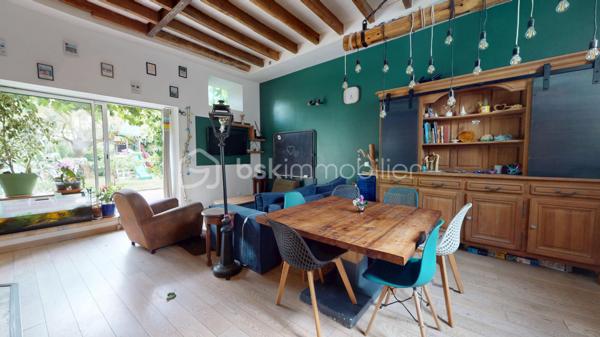 // Visite virtuelle sur demande // 

À proximité de Beaune-la-Rolande, découvrez cette belle maison familiale rénovée avec soin.

Elle se compose au rez-de-chaussée d'une entrée, d'une cuisine ouverte aménagée et équipée, ouvrant sur un spacieux double salon-séjour agrémenté d'un poêle à bois et d'un poêle à granulés, avec accès direct au jardin. Vous trouverez également une buanderie ainsi qu'une salle d'eau avec WC.
À l'étage, un palier dessert quatre chambres confortables ainsi qu'une salle de bains avec WC. Le deuxième étage accueille une agréable salle de jeux, idéale pour les enfants ou un espace loisirs.
À l'extérieur, profitez d'un terrain clos et arboré, ainsi que d'une grande dépendance offrant de nombreuses possibilités d'aménagement ou de stockage.

La maison est raccordée au tout-à-l'égout et bénéficie de rénovations récentes réalisées avec des matériaux de qualité.
Un bien prêt à accueillir votre famille. Une visite s'impose !