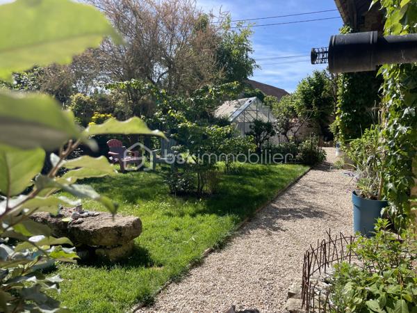 // Visite virtuelle sur demande // 

À proximité de Beaune-la-Rolande, découvrez cette belle maison familiale rénovée avec soin.

Elle se compose au rez-de-chaussée d'une entrée, d'une cuisine ouverte aménagée et équipée, ouvrant sur un spacieux double salon-séjour agrémenté d'un poêle à bois et d'un poêle à granulés, avec accès direct au jardin. Vous trouverez également une buanderie ainsi qu'une salle d'eau avec WC.
À l'étage, un palier dessert quatre chambres confortables ainsi qu'une salle de bains avec WC. Le deuxième étage accueille une agréable salle de jeux, idéale pour les enfants ou un espace loisirs.
À l'extérieur, profitez d'un terrain clos et arboré, ainsi que d'une grande dépendance offrant de nombreuses possibilités d'aménagement ou de stockage.

La maison est raccordée au tout-à-l'égout et bénéficie de rénovations récentes réalisées avec des matériaux de qualité.
Un bien prêt à accueillir votre famille. Une visite s'impose !