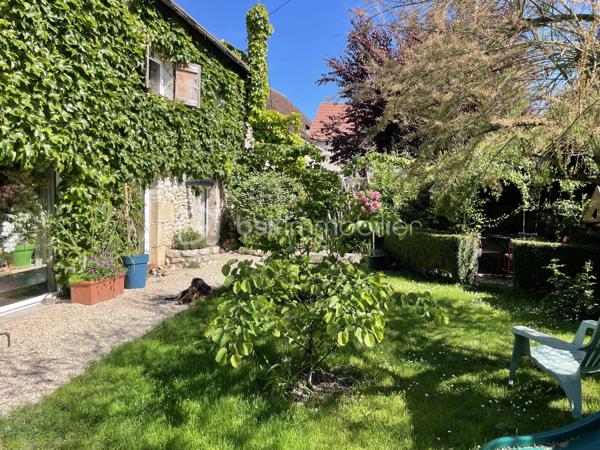 // Visite virtuelle sur demande // 

À proximité de Beaune-la-Rolande, découvrez cette belle maison familiale rénovée avec soin.

Elle se compose au rez-de-chaussée d'une entrée, d'une cuisine ouverte aménagée et équipée, ouvrant sur un spacieux double salon-séjour agrémenté d'un poêle à bois et d'un poêle à granulés, avec accès direct au jardin. Vous trouverez également une buanderie ainsi qu'une salle d'eau avec WC.
À l'étage, un palier dessert quatre chambres confortables ainsi qu'une salle de bains avec WC. Le deuxième étage accueille une agréable salle de jeux, idéale pour les enfants ou un espace loisirs.
À l'extérieur, profitez d'un terrain clos et arboré, ainsi que d'une grande dépendance offrant de nombreuses possibilités d'aménagement ou de stockage.

La maison est raccordée au tout-à-l'égout et bénéficie de rénovations récentes réalisées avec des matériaux de qualité.
Un bien prêt à accueillir votre famille. Une visite s'impose !