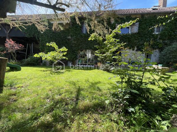 // Visite virtuelle sur demande // 

À proximité de Beaune-la-Rolande, découvrez cette belle maison familiale rénovée avec soin.

Elle se compose au rez-de-chaussée d'une entrée, d'une cuisine ouverte aménagée et équipée, ouvrant sur un spacieux double salon-séjour agrémenté d'un poêle à bois et d'un poêle à granulés, avec accès direct au jardin. Vous trouverez également une buanderie ainsi qu'une salle d'eau avec WC.
À l'étage, un palier dessert quatre chambres confortables ainsi qu'une salle de bains avec WC. Le deuxième étage accueille une agréable salle de jeux, idéale pour les enfants ou un espace loisirs.
À l'extérieur, profitez d'un terrain clos et arboré, ainsi que d'une grande dépendance offrant de nombreuses possibilités d'aménagement ou de stockage.

La maison est raccordée au tout-à-l'égout et bénéficie de rénovations récentes réalisées avec des matériaux de qualité.
Un bien prêt à accueillir votre famille. Une visite s'impose !