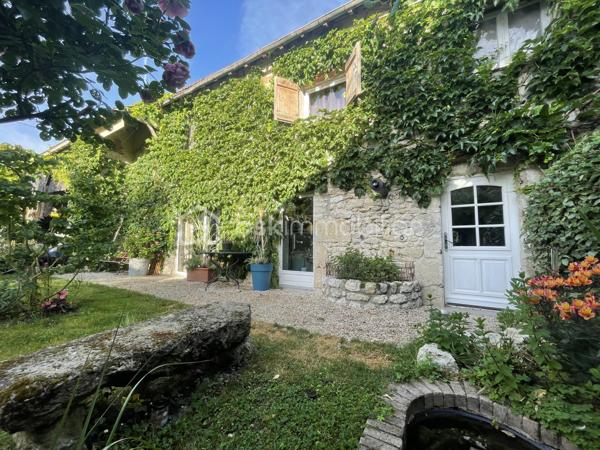 // Visite virtuelle sur demande // 

À proximité de Beaune-la-Rolande, découvrez cette belle maison familiale rénovée avec soin.

Elle se compose au rez-de-chaussée d'une entrée, d'une cuisine ouverte aménagée et équipée, ouvrant sur un spacieux double salon-séjour agrémenté d'un poêle à bois et d'un poêle à granulés, avec accès direct au jardin. Vous trouverez également une buanderie ainsi qu'une salle d'eau avec WC.
À l'étage, un palier dessert quatre chambres confortables ainsi qu'une salle de bains avec WC. Le deuxième étage accueille une agréable salle de jeux, idéale pour les enfants ou un espace loisirs.
À l'extérieur, profitez d'un terrain clos et arboré, ainsi que d'une grande dépendance offrant de nombreuses possibilités d'aménagement ou de stockage.

La maison est raccordée au tout-à-l'égout et bénéficie de rénovations récentes réalisées avec des matériaux de qualité.
Un bien prêt à accueillir votre famille. Une visite s'impose !