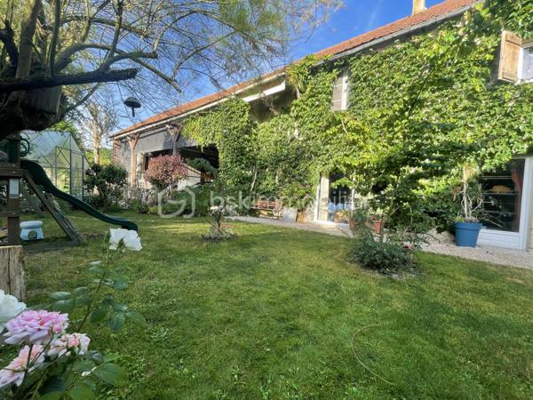 // Visite virtuelle sur demande // 

À proximité de Beaune-la-Rolande, découvrez cette belle maison familiale rénovée avec soin.

Elle se compose au rez-de-chaussée d'une entrée, d'une cuisine ouverte aménagée et équipée, ouvrant sur un spacieux double salon-séjour agrémenté d'un poêle à bois et d'un poêle à granulés, avec accès direct au jardin. Vous trouverez également une buanderie ainsi qu'une salle d'eau avec WC.
À l'étage, un palier dessert quatre chambres confortables ainsi qu'une salle de bains avec WC. Le deuxième étage accueille une agréable salle de jeux, idéale pour les enfants ou un espace loisirs.
À l'extérieur, profitez d'un terrain clos et arboré, ainsi que d'une grande dépendance offrant de nombreuses possibilités d'aménagement ou de stockage.

La maison est raccordée au tout-à-l'égout et bénéficie de rénovations récentes réalisées avec des matériaux de qualité.
Un bien prêt à accueillir votre famille. Une visite s'impose !