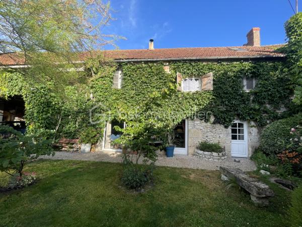 // Visite virtuelle sur demande // 

À proximité de Beaune-la-Rolande, découvrez cette belle maison familiale rénovée avec soin.

Elle se compose au rez-de-chaussée d'une entrée, d'une cuisine ouverte aménagée et équipée, ouvrant sur un spacieux double salon-séjour agrémenté d'un poêle à bois et d'un poêle à granulés, avec accès direct au jardin. Vous trouverez également une buanderie ainsi qu'une salle d'eau avec WC.
À l'étage, un palier dessert quatre chambres confortables ainsi qu'une salle de bains avec WC. Le deuxième étage accueille une agréable salle de jeux, idéale pour les enfants ou un espace loisirs.
À l'extérieur, profitez d'un terrain clos et arboré, ainsi que d'une grande dépendance offrant de nombreuses possibilités d'aménagement ou de stockage.

La maison est raccordée au tout-à-l'égout et bénéficie de rénovations récentes réalisées avec des matériaux de qualité.
Un bien prêt à accueillir votre famille. Une visite s'impose !