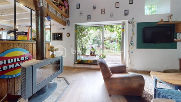 // Visite virtuelle sur demande // 

À proximité de Beaune-la-Rolande, découvrez cette belle maison familiale rénovée avec soin.

Elle se compose au rez-de-chaussée d'une entrée, d'une cuisine ouverte aménagée et équipée, ouvrant sur un spacieux double salon-séjour agrémenté d'un poêle à bois et d'un poêle à granulés, avec accès direct au jardin. Vous trouverez également une buanderie ainsi qu'une salle d'eau avec WC.
À l'étage, un palier dessert quatre chambres confortables ainsi qu'une salle de bains avec WC. Le deuxième étage accueille une agréable salle de jeux, idéale pour les enfants ou un espace loisirs.
À l'extérieur, profitez d'un terrain clos et arboré, ainsi que d'une grande dépendance offrant de nombreuses possibilités d'aménagement ou de stockage.

La maison est raccordée au tout-à-l'égout et bénéficie de rénovations récentes réalisées avec des matériaux de qualité.
Un bien prêt à accueillir votre famille. Une visite s'impose !