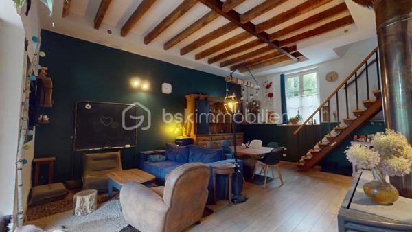 // Visite virtuelle sur demande // 

À proximité de Beaune-la-Rolande, découvrez cette belle maison familiale rénovée avec soin.

Elle se compose au rez-de-chaussée d'une entrée, d'une cuisine ouverte aménagée et équipée, ouvrant sur un spacieux double salon-séjour agrémenté d'un poêle à bois et d'un poêle à granulés, avec accès direct au jardin. Vous trouverez également une buanderie ainsi qu'une salle d'eau avec WC.
À l'étage, un palier dessert quatre chambres confortables ainsi qu'une salle de bains avec WC. Le deuxième étage accueille une agréable salle de jeux, idéale pour les enfants ou un espace loisirs.
À l'extérieur, profitez d'un terrain clos et arboré, ainsi que d'une grande dépendance offrant de nombreuses possibilités d'aménagement ou de stockage.

La maison est raccordée au tout-à-l'égout et bénéficie de rénovations récentes réalisées avec des matériaux de qualité.
Un bien prêt à accueillir votre famille. Une visite s'impose !
