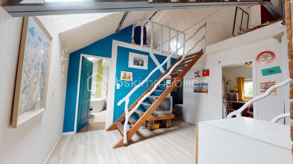 // Visite virtuelle sur demande // 

À proximité de Beaune-la-Rolande, découvrez cette belle maison familiale rénovée avec soin.

Elle se compose au rez-de-chaussée d'une entrée, d'une cuisine ouverte aménagée et équipée, ouvrant sur un spacieux double salon-séjour agrémenté d'un poêle à bois et d'un poêle à granulés, avec accès direct au jardin. Vous trouverez également une buanderie ainsi qu'une salle d'eau avec WC.
À l'étage, un palier dessert quatre chambres confortables ainsi qu'une salle de bains avec WC. Le deuxième étage accueille une agréable salle de jeux, idéale pour les enfants ou un espace loisirs.
À l'extérieur, profitez d'un terrain clos et arboré, ainsi que d'une grande dépendance offrant de nombreuses possibilités d'aménagement ou de stockage.

La maison est raccordée au tout-à-l'égout et bénéficie de rénovations récentes réalisées avec des matériaux de qualité.
Un bien prêt à accueillir votre famille. Une visite s'impose !