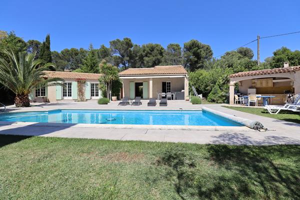 VENTABREN : au calme, Villa T6 de 171 m² de plain pied avec 1 suite et 3 chambre sur un terrain de 2239 avec garge et cave