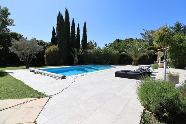 VENTABREN : au calme, Villa T6 de 171 m² de plain pied avec 1 suite et 3 chambre sur un terrain de 2239 avec garge et cave