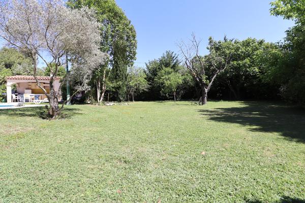 VENTABREN : au calme, Villa T6 de 171 m² de plain pied avec 1 suite et 3 chambre sur un terrain de 2239 avec garge et cave