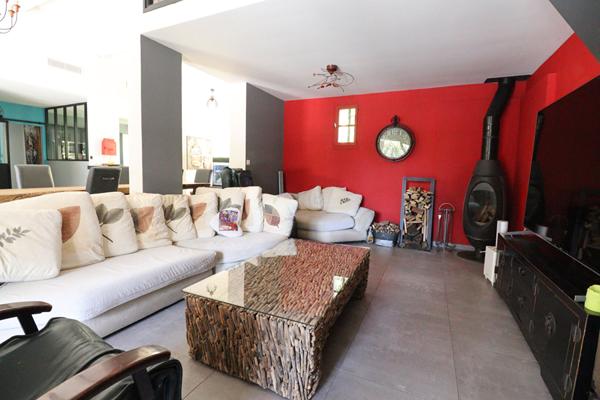 VENTABREN : au calme, Villa T6 de 171 m² de plain pied avec 1 suite et 3 chambre sur un terrain de 2239 avec garge et cave