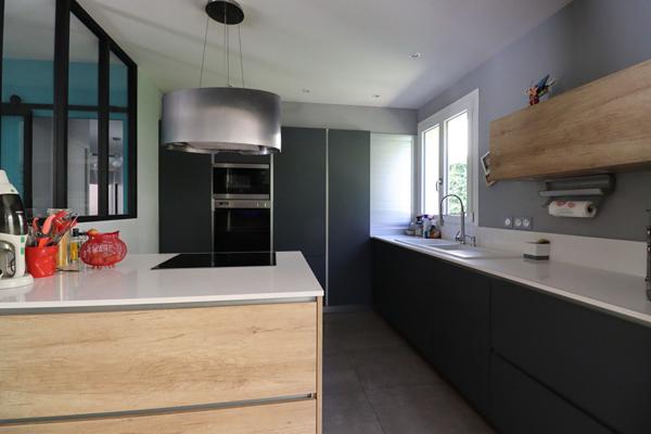 VENTABREN : au calme, Villa T6 de 171 m² de plain pied avec 1 suite et 3 chambre sur un terrain de 2239 avec garge et cave