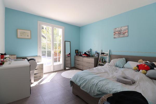 VENTABREN : au calme, Villa T6 de 171 m² de plain pied avec 1 suite et 3 chambre sur un terrain de 2239 avec garge et cave