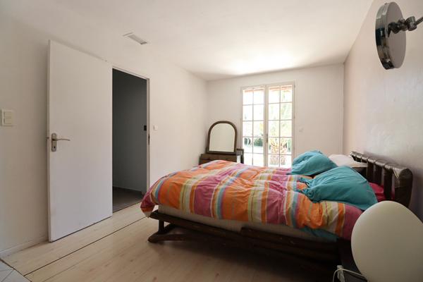 VENTABREN : au calme, Villa T6 de 171 m² de plain pied avec 1 suite et 3 chambre sur un terrain de 2239 avec garge et cave