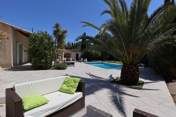 VENTABREN : au calme, Villa T6 de 171 m² de plain pied avec 1 suite et 3 chambre sur un terrain de 2239 avec garge et cave