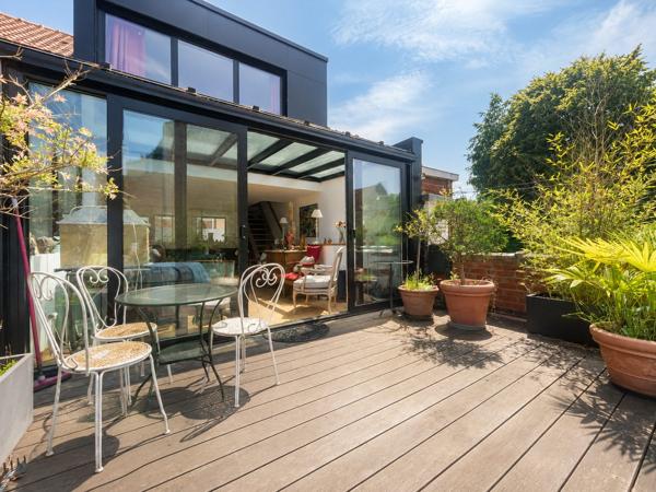 MAISON D'ARCHITECTE RÉCENTE AVEC GARAGE ET TERRASSES