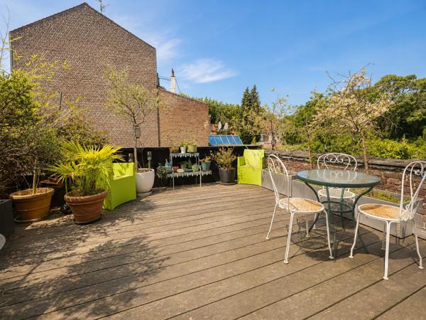 MAISON D'ARCHITECTE RÉCENTE AVEC GARAGE ET TERRASSES