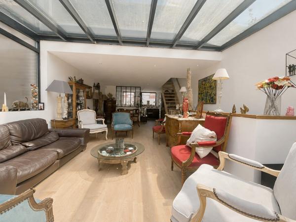 MAISON D'ARCHITECTE RÉCENTE AVEC GARAGE ET TERRASSES