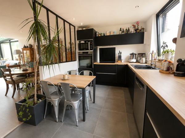 MAISON D'ARCHITECTE RÉCENTE AVEC GARAGE ET TERRASSES