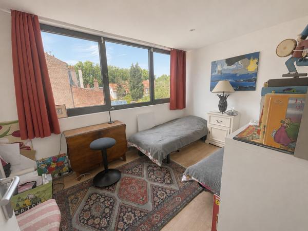 MAISON D'ARCHITECTE RÉCENTE AVEC GARAGE ET TERRASSES