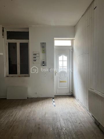 ✨Nouveauté ✨ A saisir rapidement ! 
Libre d occupation ! 
Maison type amiénoise 78m2, avec ses 3 belles chambres et un bureau. 
Belle cour de 90 m2. 
Taxe foncière : 944 € 
Rafraîchissement à prévoir. 
💰 137 000 € FAI 
☎️ 07/86/31/59/48
