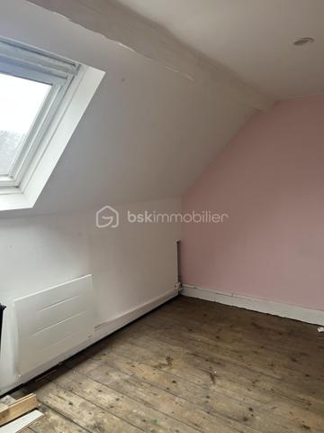 ✨Nouveauté ✨ A saisir rapidement ! 
Libre d occupation ! 
Maison type amiénoise 78m2, avec ses 3 belles chambres et un bureau. 
Belle cour de 90 m2. 
Taxe foncière : 944 € 
Rafraîchissement à prévoir. 
💰 137 000 € FAI 
☎️ 07/86/31/59/48