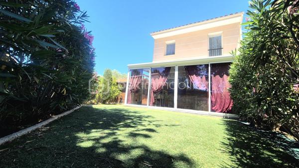 Très belle villa récente de 89 m² habitables comprenant une pièce de vie donnant sur une véranda isolée, une cuisine ouverte équipée, 3 chambres, une salle d'eau ainsi que 2 WC.
La parcelle de 285 m² est plate, clôturée et arborée.
Présence d'un cabanon de rangement.
Aucun travaux.
Située dans un secteur très calme et recherché à proximité des axes de circulation, des écoles et des commerces.