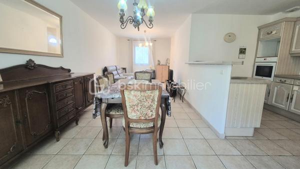 Très belle villa récente de 89 m² habitables comprenant une pièce de vie donnant sur une véranda isolée, une cuisine ouverte équipée, 3 chambres, une salle d'eau ainsi que 2 WC.
La parcelle de 285 m² est plate, clôturée et arborée.
Présence d'un cabanon de rangement.
Aucun travaux.
Située dans un secteur très calme et recherché à proximité des axes de circulation, des écoles et des commerces.