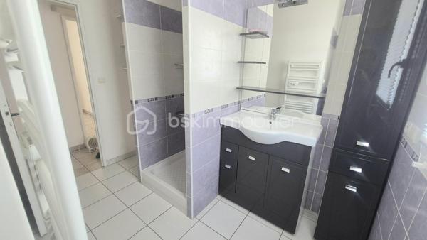 Très belle villa récente de 89 m² habitables comprenant une pièce de vie donnant sur une véranda isolée, une cuisine ouverte équipée, 3 chambres, une salle d'eau ainsi que 2 WC.
La parcelle de 285 m² est plate, clôturée et arborée.
Présence d'un cabanon de rangement.
Aucun travaux.
Située dans un secteur très calme et recherché à proximité des axes de circulation, des écoles et des commerces.