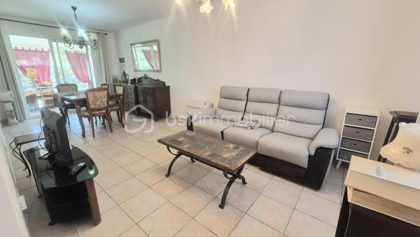 Très belle villa récente de 89 m² habitables comprenant une pièce de vie donnant sur une véranda isolée, une cuisine ouverte équipée, 3 chambres, une salle d'eau ainsi que 2 WC.
La parcelle de 285 m² est plate, clôturée et arborée.
Présence d'un cabanon de rangement.
Aucun travaux.
Située dans un secteur très calme et recherché à proximité des axes de circulation, des écoles et des commerces.