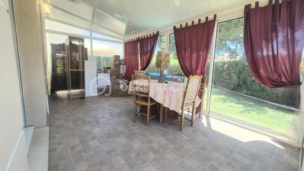 Très belle villa récente de 89 m² habitables comprenant une pièce de vie donnant sur une véranda isolée, une cuisine ouverte équipée, 3 chambres, une salle d'eau ainsi que 2 WC.
La parcelle de 285 m² est plate, clôturée et arborée.
Présence d'un cabanon de rangement.
Aucun travaux.
Située dans un secteur très calme et recherché à proximité des axes de circulation, des écoles et des commerces.