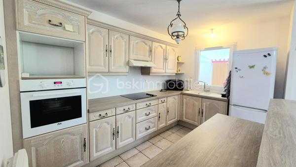 Très belle villa récente de 89 m² habitables comprenant une pièce de vie donnant sur une véranda isolée, une cuisine ouverte équipée, 3 chambres, une salle d'eau ainsi que 2 WC.
La parcelle de 285 m² est plate, clôturée et arborée.
Présence d'un cabanon de rangement.
Aucun travaux.
Située dans un secteur très calme et recherché à proximité des axes de circulation, des écoles et des commerces.