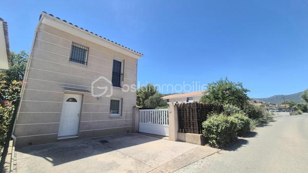 Très belle villa récente de 89 m² habitables comprenant une pièce de vie donnant sur une véranda isolée, une cuisine ouverte équipée, 3 chambres, une salle d'eau ainsi que 2 WC.
La parcelle de 285 m² est plate, clôturée et arborée.
Présence d'un cabanon de rangement.
Aucun travaux.
Située dans un secteur très calme et recherché à proximité des axes de circulation, des écoles et des commerces.